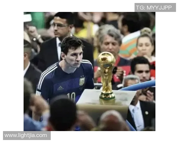 世界足球十三号球星盘点：从传奇到新星的精彩表现解析