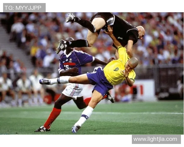 两位足球巨星并肩欣赏烟花绽放,共享夜空璀璨美景的难忘时刻 两位足球巨星并肩欣赏烟花绽放,共享夜空璀璨美景的难忘时刻