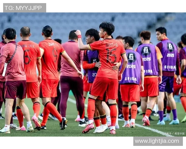 当足球巨星深情拥抱自己那一刻心中的力量与荣耀瞬间爆发 当足球巨星深情拥抱自己那一刻心中的力量与荣耀瞬间爆发