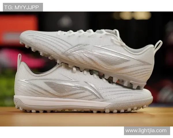 穿李宁足球鞋的球星有哪些他们如何影响品牌发展与足球领域